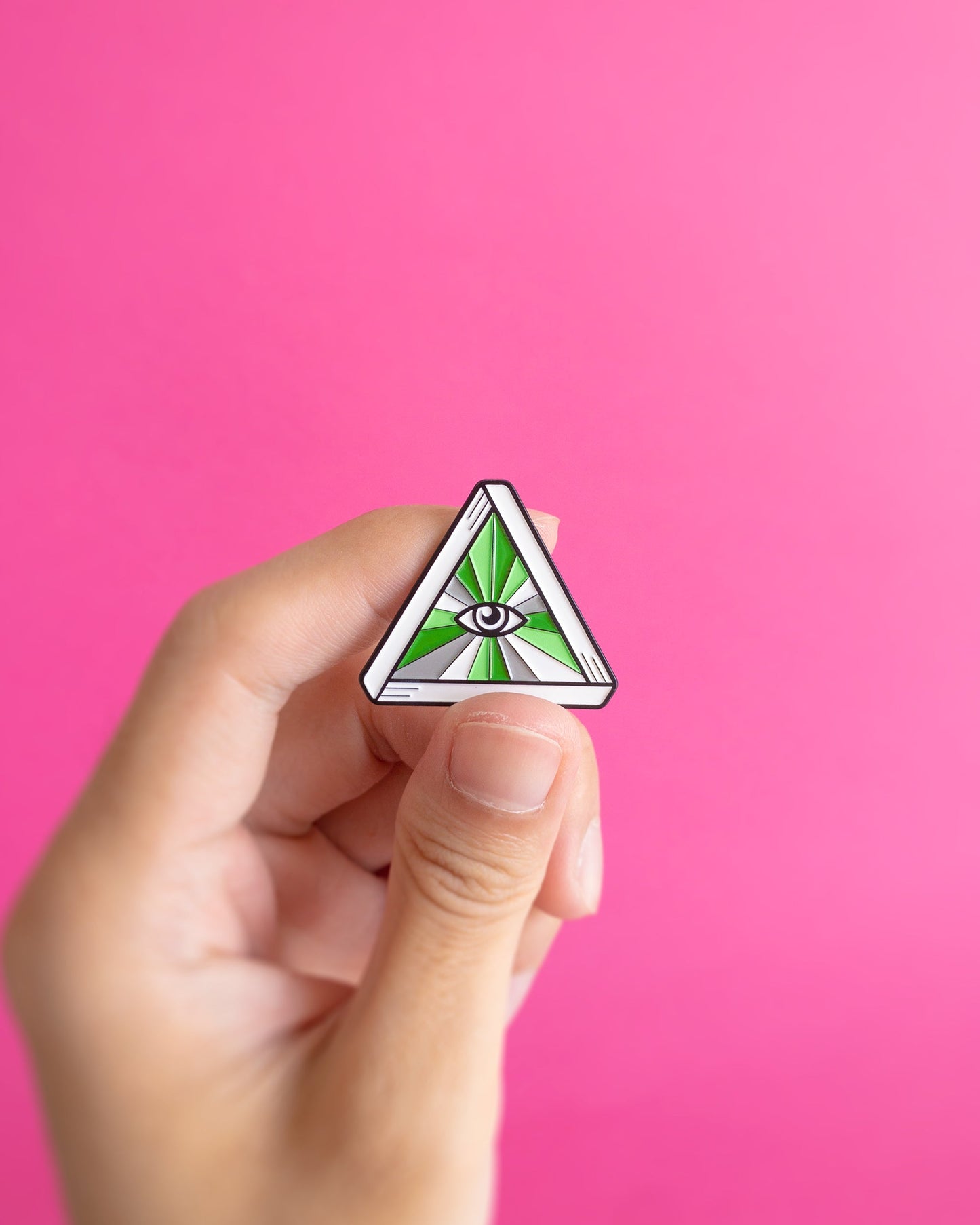 Queer eye (aromantic) — enamel pin